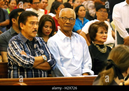 Philippinen. 1. Oktober 2016. Senator Tito Sotto (links) und Senator Viazon (rechts) besuchte Zuge der Senator Miriam Defensor Santiago am Kathedrale der Unbefleckten Empfängnis in Quezon City. Senator Santiago Pass-away vergangenen 29. September 2016 aufgrund ihrer Stufe 4 Lungenkrebs und sie ist einer der Kandidaten für die Präsidentschaftswahl 2016. © Gregorio B. Dantes Jr./Pacific Press/Alamy Live-Nachrichten Stockfoto