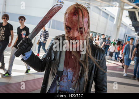 Rom, Italien. 1. Oktober 2016. Ein Cosplayer stellt während der Cosplay-Wettbewerb bei der 20. Auflage des Romics Festival, einem internationalen Comic-Buch, Animation und Games Convention in Rom, Italien am 1. Oktober 2016. © Giuseppe Ciccia/Pacific Press/Alamy Live-Nachrichten Stockfoto