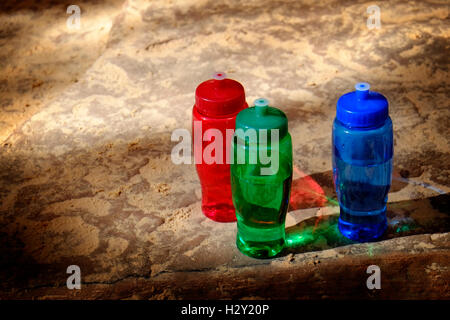 Detaillierten rot, grün und blau Flaschen auf rauen Felsen Stockfoto