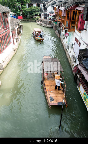 China traditionelle touristische Boote auf Kanälen von Shanghai Zhujiajiao Wasserstadt in Shanghai, China Stockfoto