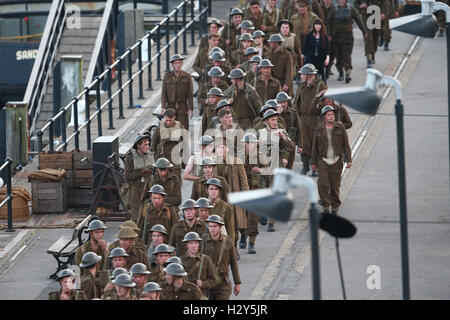 Christopher Nolan ist weiterhin der Film Dünkirchen im Hafen von Weymouth zu Filmen.  Mitwirkende: Atmosphäre wo: Weymouth, Großbritannien wenn: 28. Juli 2016 Stockfoto