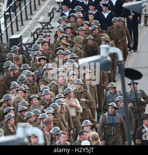 Christopher Nolan ist weiterhin der Film Dünkirchen im Hafen von Weymouth zu Filmen.  Mitwirkende: Atmosphäre wo: Weymouth, Großbritannien wenn: 28. Juli 2016 Stockfoto