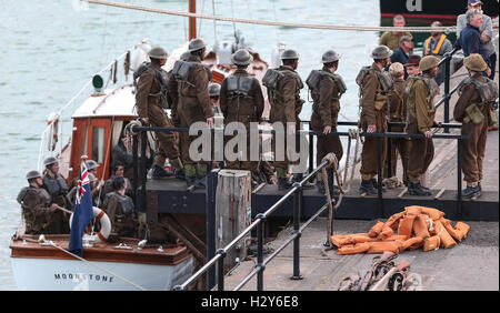 Christopher Nolan wird fortgesetzt, um den film "Dünkirchen" im Hafen von Weymouth.  Mitwirkende: Atmosphäre wo: Weymouth, Großbritannien wenn: 28. Juli 2016 Stockfoto