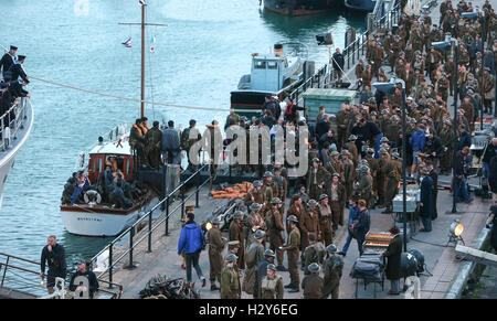 Christopher Nolan wird fortgesetzt, um den film "Dünkirchen" im Hafen von Weymouth.  Mitwirkende: Atmosphäre wo: Weymouth, Großbritannien wenn: 28. Juli 2016 Stockfoto