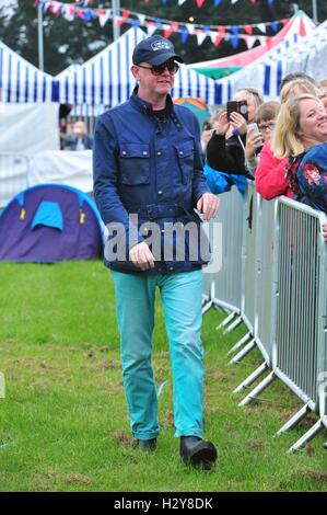 Chris Evans besucht mit seiner Frau und seinen Kindern Carfest North Featuring: Chris Evans, Natasha Shishmanian, Noah Nicholas Martin Evans, Jade Evans, Eli Alfred Michael Evans wo: Liverpool, Vereinigtes Königreich bei: 30. Juli 2016 Stockfoto