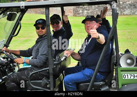 Chris Evans besucht mit seiner Frau und seinen Kindern Carfest North Featuring: Chris Evans, Natasha Shishmanian, Noah Nicholas Martin Evans, Jade Evans, Eli Alfred Michael Evans wo: Liverpool, Vereinigtes Königreich bei: 30. Juli 2016 Stockfoto