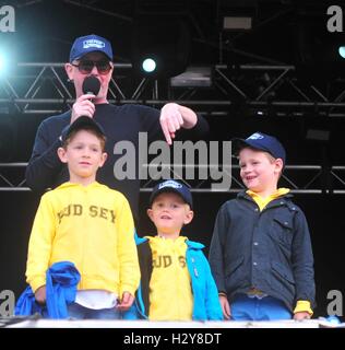 Chris Evans besucht mit seiner Frau und seinen Kindern Carfest North Featuring: Chris Evans, Natasha Shishmanian, Noah Nicholas Martin Evans, Jade Evans, Eli Alfred Michael Evans wo: Liverpool, Vereinigtes Königreich bei: 30. Juli 2016 Stockfoto