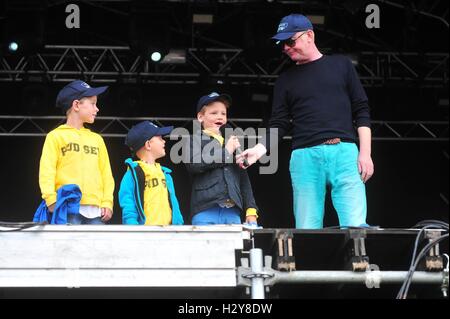 Chris Evans besucht mit seiner Frau und seinen Kindern Carfest North Featuring: Chris Evans, Natasha Shishmanian, Noah Nicholas Martin Evans, Jade Evans, Eli Alfred Michael Evans wo: Liverpool, Vereinigtes Königreich bei: 30. Juli 2016 Stockfoto