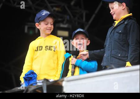 Chris Evans besucht mit seiner Frau und seinen Kindern Carfest North Featuring: Chris Evans, Natasha Shishmanian, Noah Nicholas Martin Evans, Jade Evans, Eli Alfred Michael Evans wo: Liverpool, Vereinigtes Königreich bei: 30. Juli 2016 Stockfoto