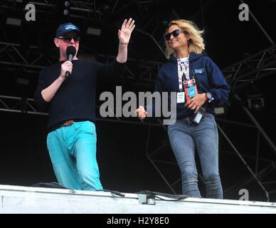 Chris Evans besucht mit seiner Frau und seinen Kindern Carfest North Featuring: Chris Evans, Natasha Shishmanian, Noah Nicholas Martin Evans, Jade Evans, Eli Alfred Michael Evans wo: Liverpool, Vereinigtes Königreich bei: 30. Juli 2016 Stockfoto