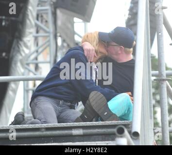 Chris Evans besucht mit seiner Frau und seinen Kindern Carfest North Featuring: Chris Evans, Natasha Shishmanian, Noah Nicholas Martin Evans, Jade Evans, Eli Alfred Michael Evans wo: Liverpool, Vereinigtes Königreich bei: 30. Juli 2016 Stockfoto