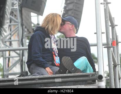 Chris Evans besucht mit seiner Frau und seinen Kindern Carfest North Featuring: Chris Evans, Natasha Shishmanian, Noah Nicholas Martin Evans, Jade Evans, Eli Alfred Michael Evans wo: Liverpool, Vereinigtes Königreich bei: 30. Juli 2016 Stockfoto