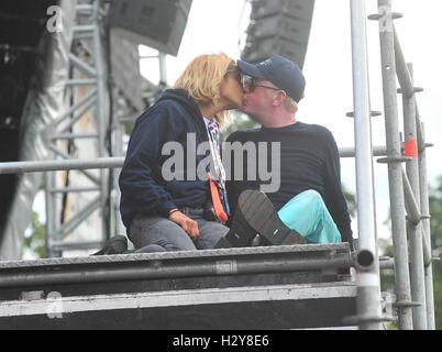 Chris Evans besucht mit seiner Frau und seinen Kindern Carfest North Featuring: Chris Evans, Natasha Shishmanian, Noah Nicholas Martin Evans, Jade Evans, Eli Alfred Michael Evans wo: Liverpool, Vereinigtes Königreich bei: 30. Juli 2016 Stockfoto