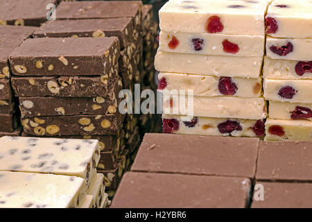 Takte des klassischen und weiße Schokolade mit Nüssen, Rosinen und Obst, präsentiert in loser Schüttung Stockfoto