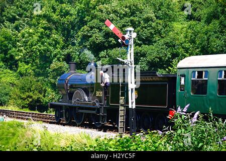 L &amp; SWR T9 Klasse 4-4-0 Dampflok am Bahnhof mit der Lokführer, der Blick aus der Kabine, Corfe, Dorset, UK. Stockfoto