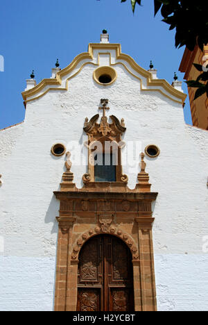 Frontansicht der Kirche mit einer reich verzierten Tür (Iglesia de Nuestra Senora del Los Remedios), Estepona, Provinz Malaga, Spanien. Stockfoto