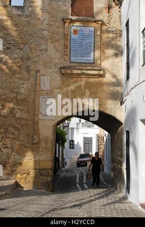 Blick durch das Stadttor (Puerta De La Segur), Vejer De La Frontera, Costa De La Luz, Provinz Cadiz, Andalusien, Spanien. Stockfoto