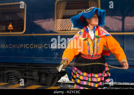 Peru Luxuszug von Cuzco nach Machu Picchu. Orient Express. Belmond. Musiker und Tänzer in traditionellen Kostümen aufhellen Stockfoto