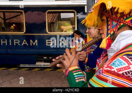 Peru Luxuszug von Cuzco nach Machu Picchu. Orient Express. Belmond. Musiker und Tänzer in traditionellen Kostümen aufhellen Stockfoto