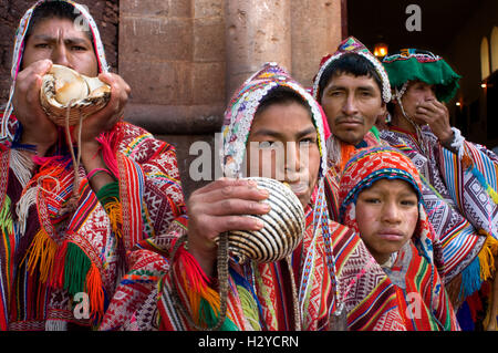 Die Bergbevölkerung gekleidet in traditionellen Kostümen an der Tür der Kirche von Pisac Sonntag Markttag. Pisac. Heiliges Tal. Stockfoto