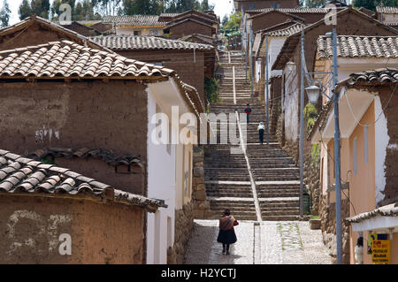 Steile Straßen in dem kleinen Dorf Chinchero im Heiligen Tal in der Nähe von Cuzco. Chinchero ist eine kleine Anden Indianerdorf loca Stockfoto