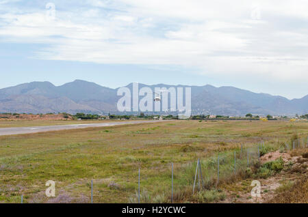 Moment bei Leichtflugzeugen, Pilatus PC-6, von Castellón De La Plana Flugplatz und ein Rettungshubschrauber ausziehen ist Landung Stockfoto