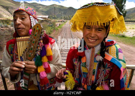 Andean Explorer, Luxus-Zug von Cusco nach Puno. Trainieren Sie im Inneren. Musiker und Tänzer in traditionellen Kostümen Fahrt auf verschönern t Stockfoto