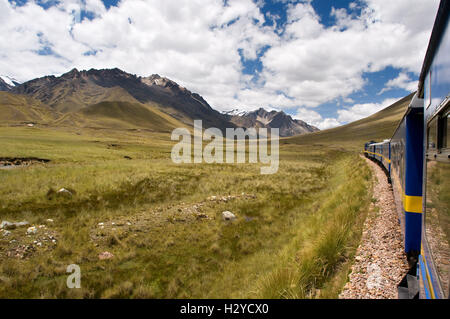 Andean Explorer, Luxus-Zug von Cusco nach Puno. Peruanischen Altiplano Landschaft im Inneren des Zuges Andean Explorer Orient aus gesehen Stockfoto