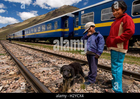 Andean Explorer, Luxus-Zug von Cusco nach Puno. In der Halbdistanz hält der Zug auf dem Weg an einem Ort namens La Stockfoto