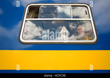 Andean Explorer, Luxus-Zug von Cusco nach Puno. Andean Explorer Zugfenster läuft Perurail zwischen Cuzco und Puno. "Zwischen Th Stockfoto