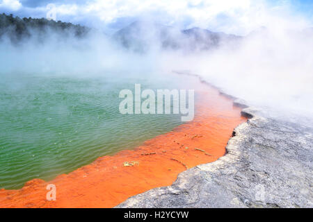 Champagne Pool heißen Quellen von Wai-O-Tapu, Rotorua, Neuseeland Stockfoto