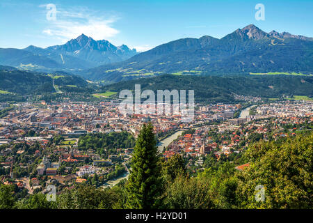 Inntal mit Innsbruck, Österreich, Stadtansicht von oben Stockfoto