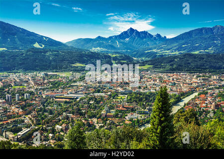 Inntal mit Innsbruck, Österreich, Stadtansicht von oben Stockfoto