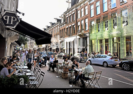 Chanel ist ein markantes Gebäude an die PC Hooftstraat; Die Fassade ist in der Tat ganz aus Glas. Der Flagship-Store, trägt die Namen "Crystal Häuser" Amsterdam Niederlande (vor CaffePC) Stockfoto