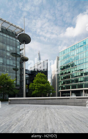 Bürogebäude mehr London Riverside und das Hochhaus The Shard am The Scoop-Platz im Sommer, London, UK Stockfoto