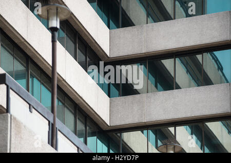 Architektur - Straßenlaterne vor der Fassade, Fenster, Metall und aggregierte Sichtbeton der St. Magnus-Haus-Bürogebäude in London, UK Stockfoto