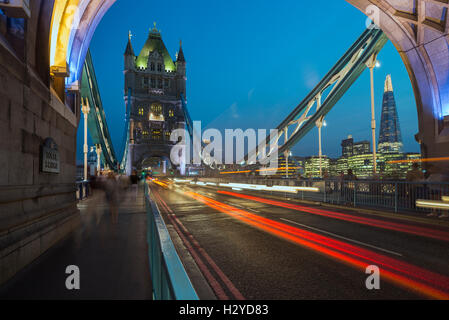 Skyline von Southwark mit dem Shard und Glanz des Verkehrs auf die Tower Bridge über die Themse in der Abenddämmerung, London, UK Stockfoto