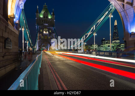 Skyline von Southwark mit dem Shard und Glanz des Verkehrs auf die Tower Bridge über die Themse bei Nacht, London, UK Stockfoto