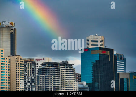 Ein Regenbogen zeigt auf den AON-Turm in Sydney Australien an einem stürmischen Tag Stockfoto