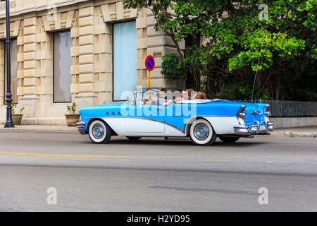 1955 Buick Special Cabrio Oldtimer fahren in Havanna, Kuba Stockfoto