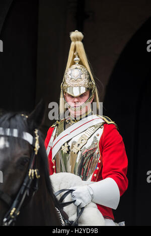 Porträt einer berittenen Soldaten des Haushalt Kavallerie montiert Regiments an der Horse Guards Gebäude in London, Großbritannien Stockfoto