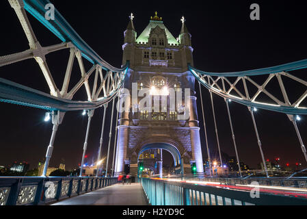 Nachtbeleuchtung Kettenelemente und Glanz des Verkehrs auf die Tower Bridge über die Themse, London, UK Stockfoto