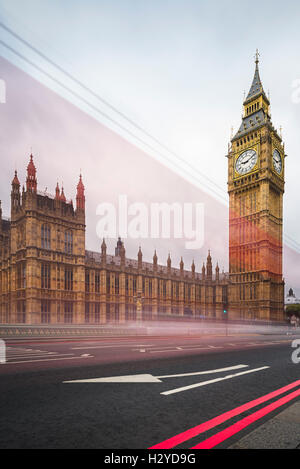 Leichte Spuren von der Durchgangsverkehr roten Londoner Bus auf der Straße vor Elizabeth Tower und das Parlamentsgebäude, London, Vereinigtes Königreich Stockfoto