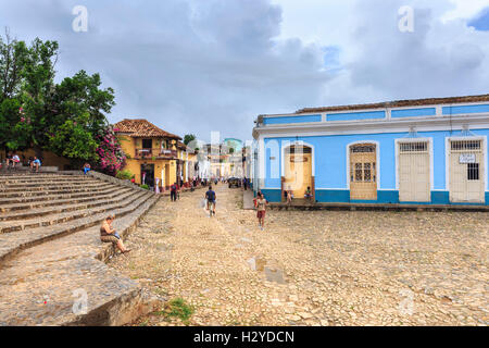 Menschen sammeln auf den gepflasterten Stufen und Straßen rund um die Plaza Mayor, Trinidad, Kuba Stockfoto