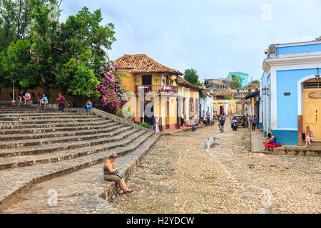 Menschen sammeln auf den gepflasterten Stufen und Straßen rund um die Plaza Mayor, Trinidad, Kuba Stockfoto