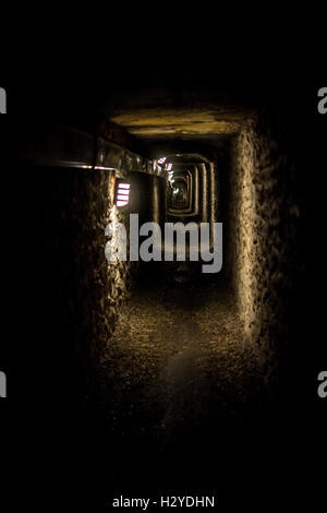 Korridor-Tunnel in den Katakomben von Paris Stockfoto