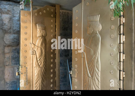 Chak Chak zoroastrischen Tempel, Bronzetüren am Eingang des Heiligtums Stockfoto