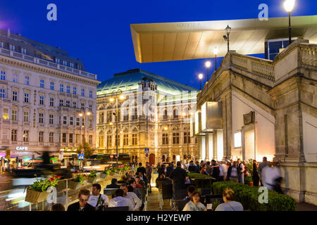 Wien, Wien: Albertina mit fliegenden Dach "Soravia Wing" von Hans Hollein, Blick auf die Oper und die Straße Restaurant, 01., Wien, Stockfoto