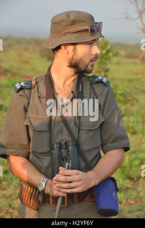 Ranger auf einem 5-m-Buschwandergang (Spaziergang vor den elektrischen Zäunen der Lager), der Nashörner und wilde Tiere im Kruger National Park, Südafrika, seufzt Stockfoto