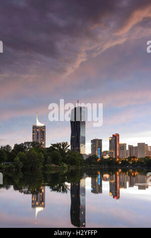 Wien, Wien: See Kaiserwasser, Hochhaus Neue Donau, DC Tower 1, Vienna International Centre (UN-Gebäude) (von links nach rechts Stockfoto